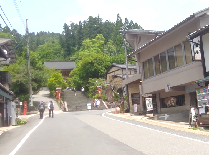 鞍馬寺山門前